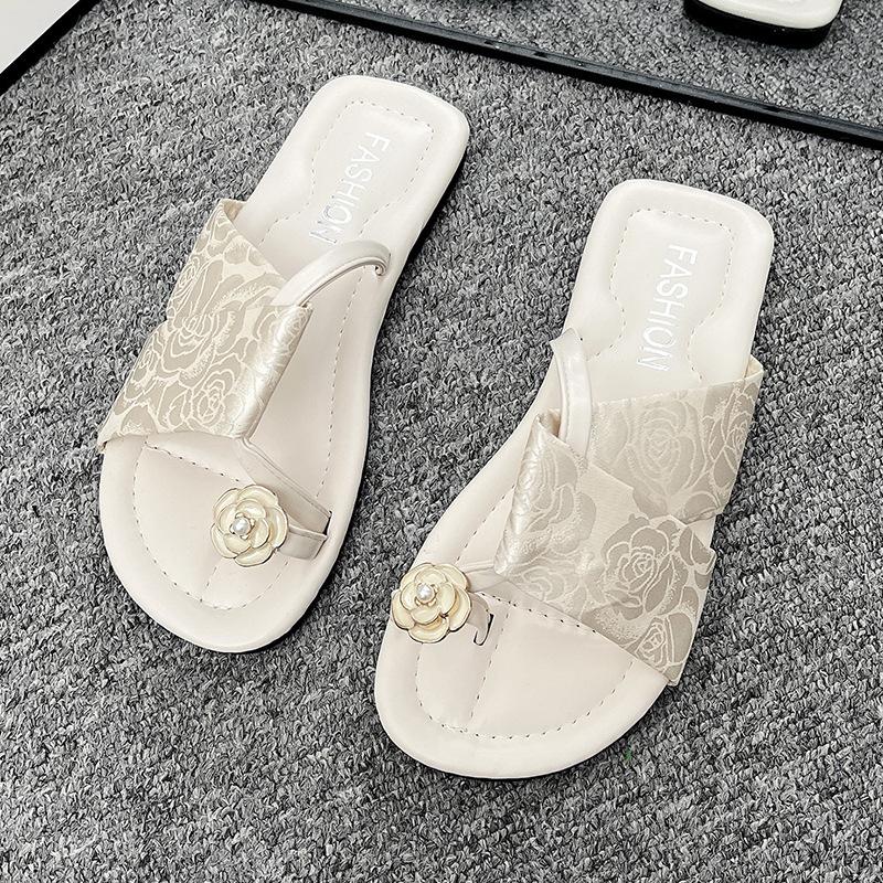 Nouvelles pantoufles cool de haute valeur de style chinois pour l'été pour femmes 2025 nouveau talon plat à semelle plate style étranger camélia une-mot traîne