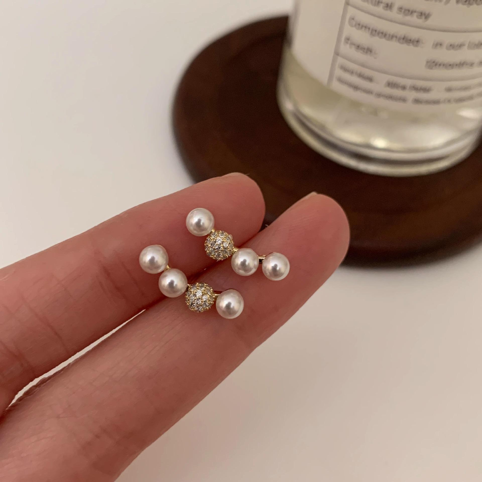 

Smile word simple ear hole pearl stud earrings women s new niche design sleep free earrings light luxury earrings