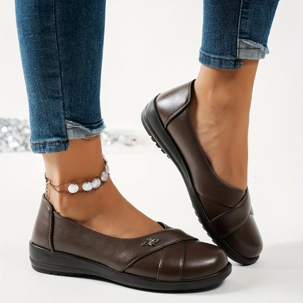 Large Size Popular Minimalist Metal Badge Decoration, Lightweight, Comfortable, Fashionable and Versatile Women's Flat Loafers