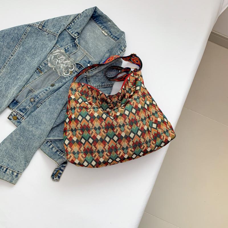 

2024 летняя новая модная нишевая портативная сумка-тоут для поездок на работу простая модная большая вместительная модная сумка подмышкой красный