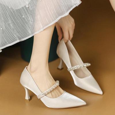 Chaîne de perles ne tombe pas talon hauts talons hauts femmes 2025 nouveau mode française satin banquet chaussures de demoiselle d'honneur escarpins
