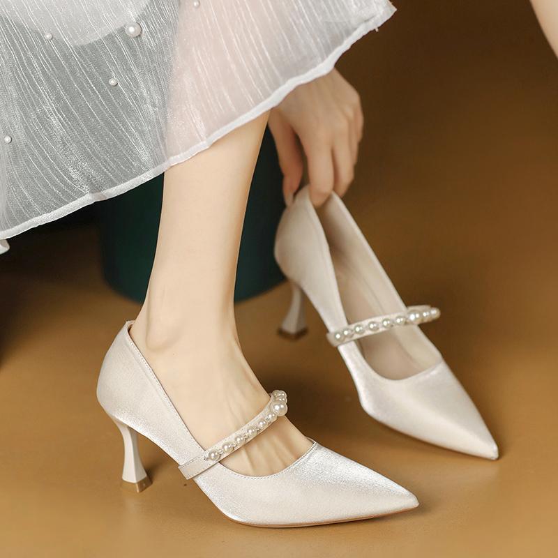 Perlenkette fällt nicht Absatz High Heels Damen 2025 neu Französische Mode Satin Bankett Brautjungfer Schuhe Stiletto Einzelne Schuhe
