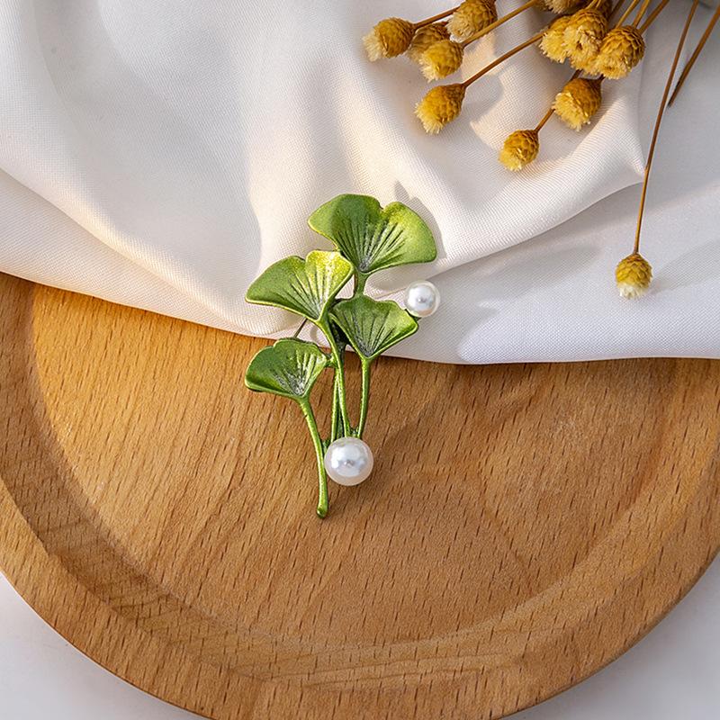Fashion Green Three-Dimensional Leaf Brooch, Creative Plant Pearl Corsage Exquisite Pin Suit Accessories Women