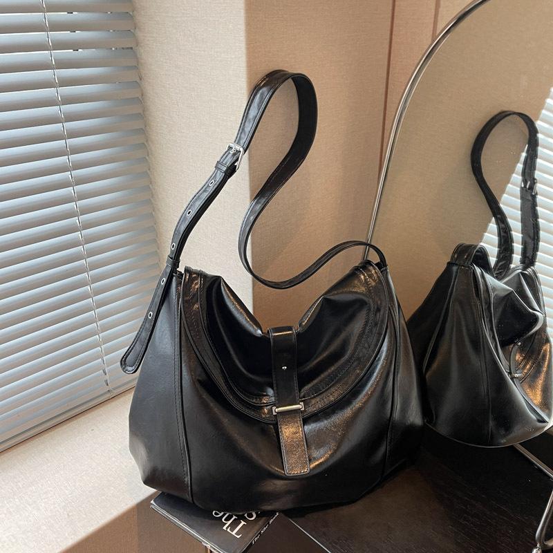 Large capacity soft leather shoulder bag women's 2025 new retro messenger bag mailman armpit bag commuter tote bag