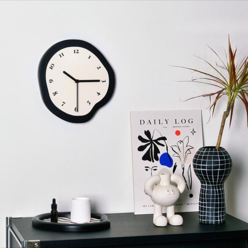 Modern Silent Wall Clock Nordic Resin Wall Clocks Miniature Creative Art Wall Clock Living Room Aesthetic Decoration Accessories