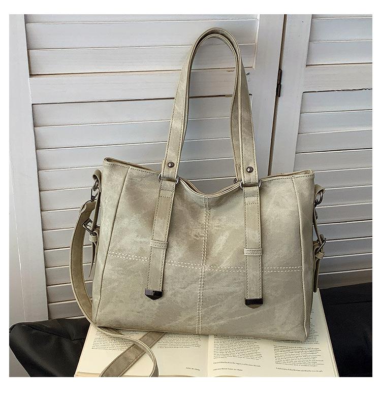 

Retro niche commuter tote bag women s 2025 spring new trendy fashion large capacity shoulder messenger bag