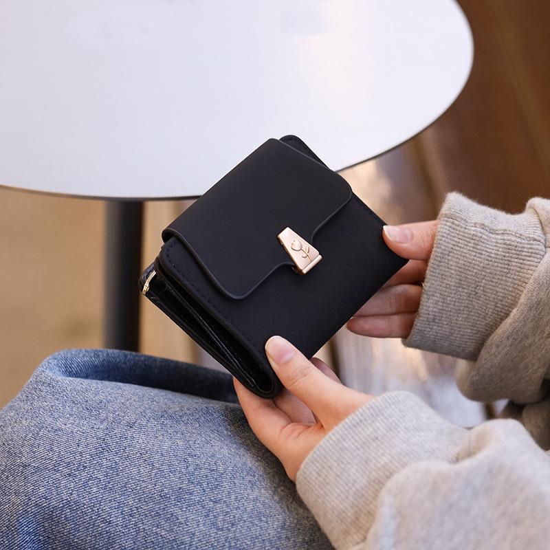 Women's Short Wallet with Simple and Versatile Hardware Buckle Niche Short Wallet