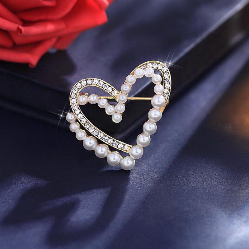 Design Sense Pearl Love Brooch Female, Fashionable High-Grade Exquisite Pin, Fixed Coat Sweater Accessories