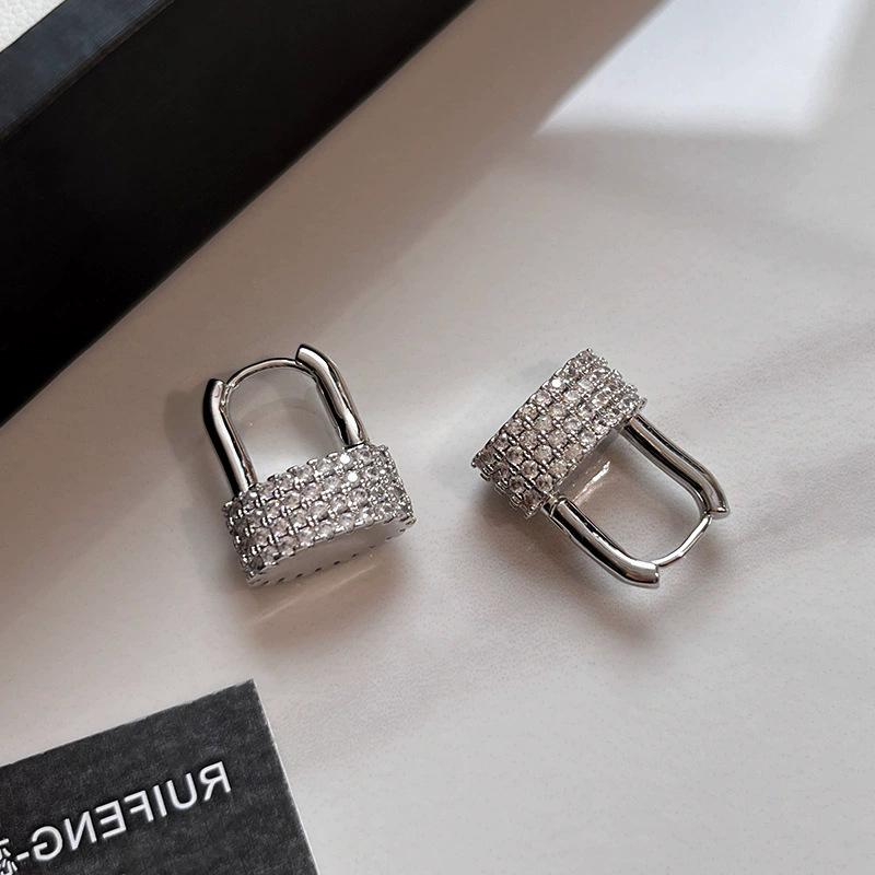 

A-grade zircon U-shaped lock ear buckle design earrings, new popular high-end personality, suitable for autumn and winter earrings