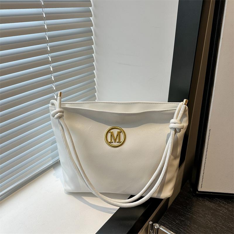 

Spring and summer new fashion atmosphere versatile urban commuting large capacity shoulder underarm messenger bag білий