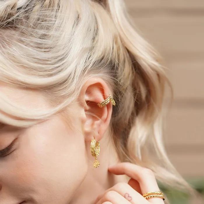 Flower smile twist Earcuff