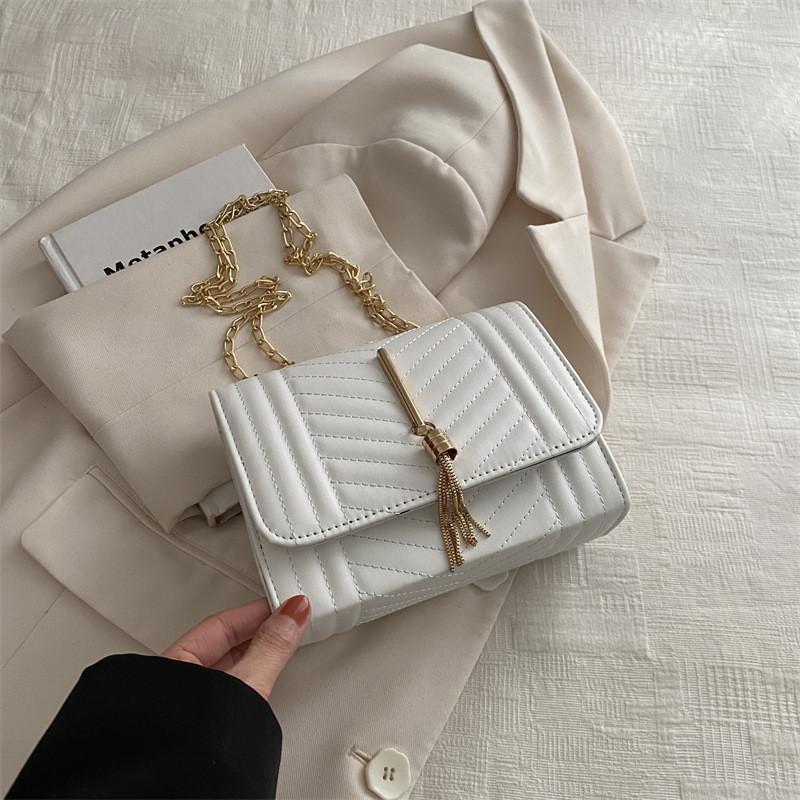 Stylish And Minimalist Women's Crossbody Bag With Trendy Chain Detail For Casual Use