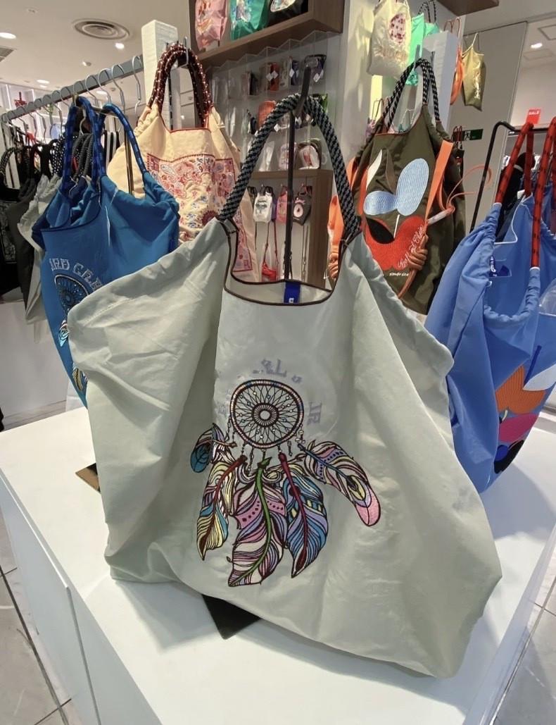 

Экологичная сумка через плечо и сумка для покупок из нейлона с вышивкой перьями в стиле Гао Юаньюань Medium