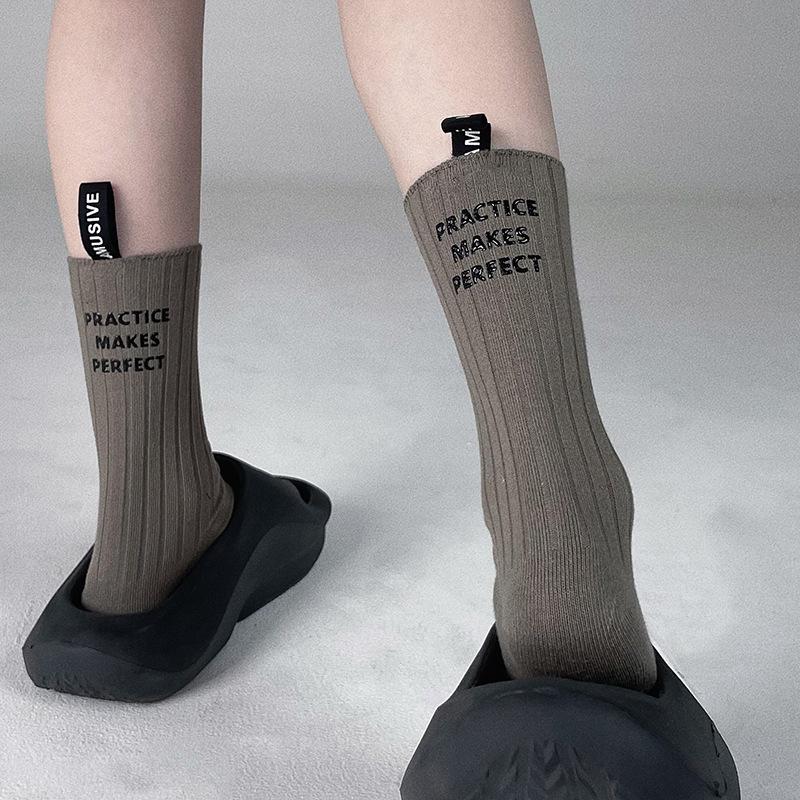Trendige Marke Nischendesign Fersenetikett Buchstabensocken Paar Mittelschaftsocken Trendige Internet-Berühmtheit Sport Baumwollsocken