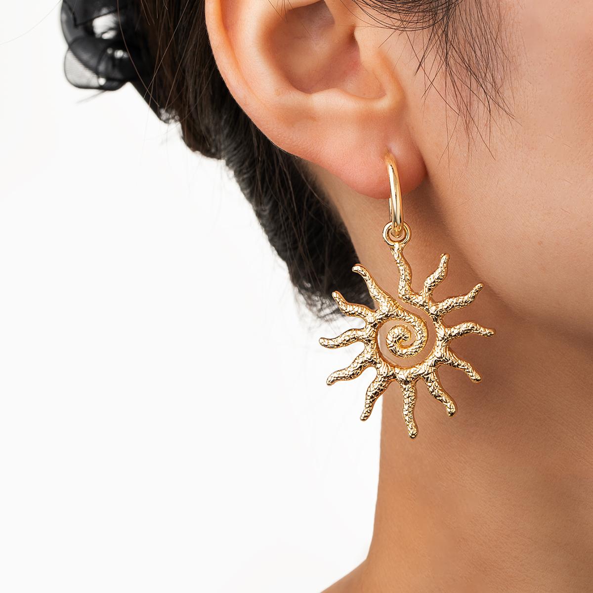 1 pair of Bohemian style hollow geometric sun pendant copper earrings