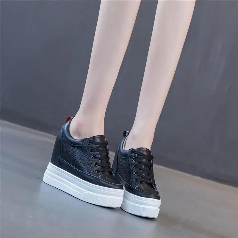 Cuir Véritable Nouvelles Chaussures Blanches à Semelles Épaisses Nouveau Printemps Été Sauvage Version Coréenne Respirantes Augmenter Baskets Femmes Talons 11CM