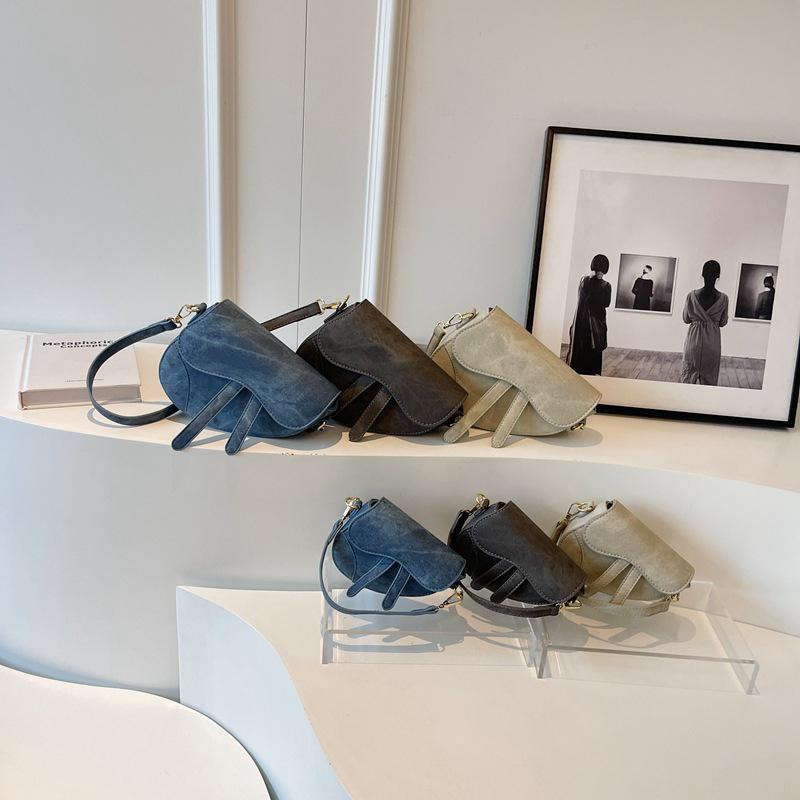 Retro Mini-Sattel-Umhängetasche: Europäischer & Amerikanischer Stil, Denim-Lippenstift-Design