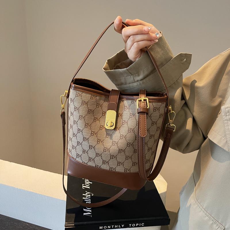 Retro bag season new niche trendy shoulder bag 2025 autumn bucket bag premium casual messenger bag