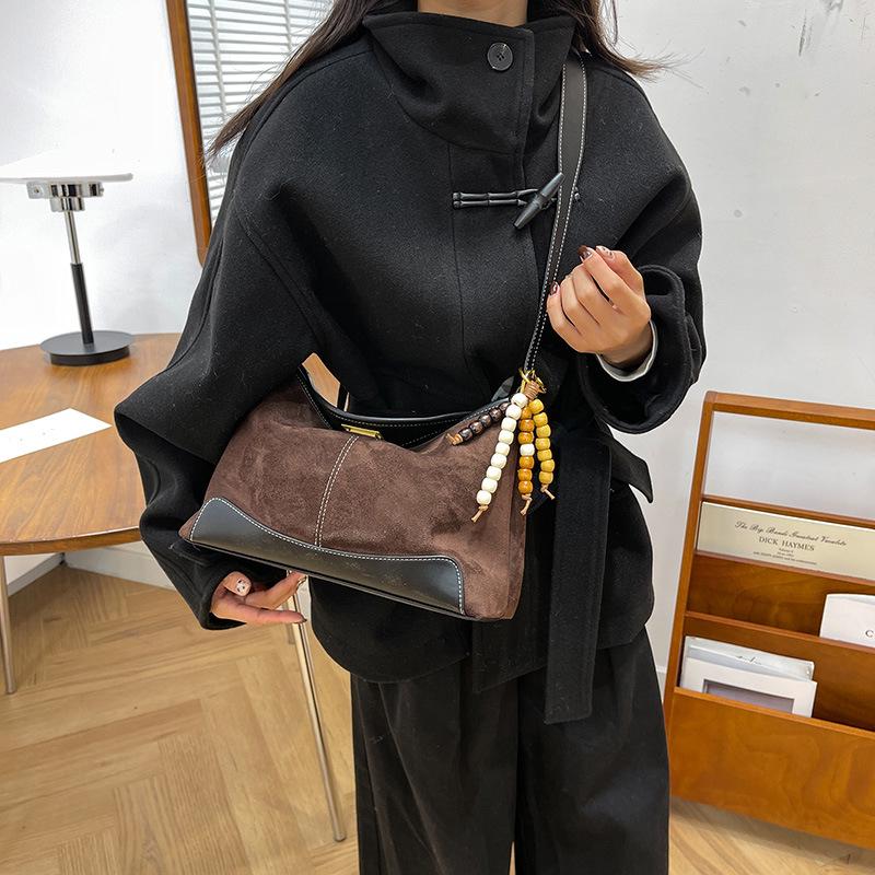 Damska torba crossbody pod pachę ze szronionej skóry, jesień/zima 2025 - Modna, wszechstronna, na jedno ramię, w stylu pierożka.