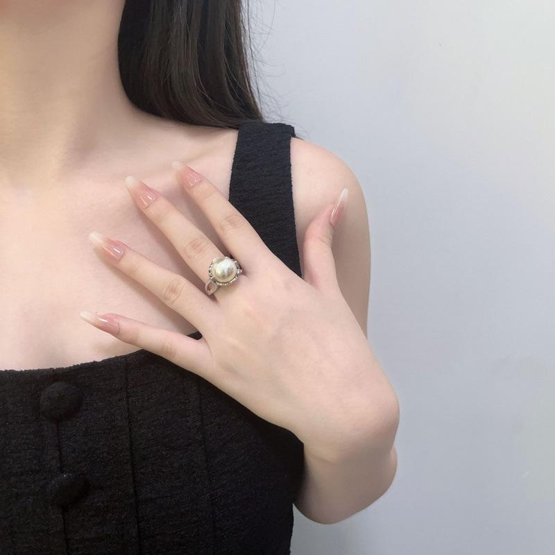 Light Luxury Pearl Ring Women'S Design Sense Flower Tray Pearl Temperament Ring Personalized Jewelry
