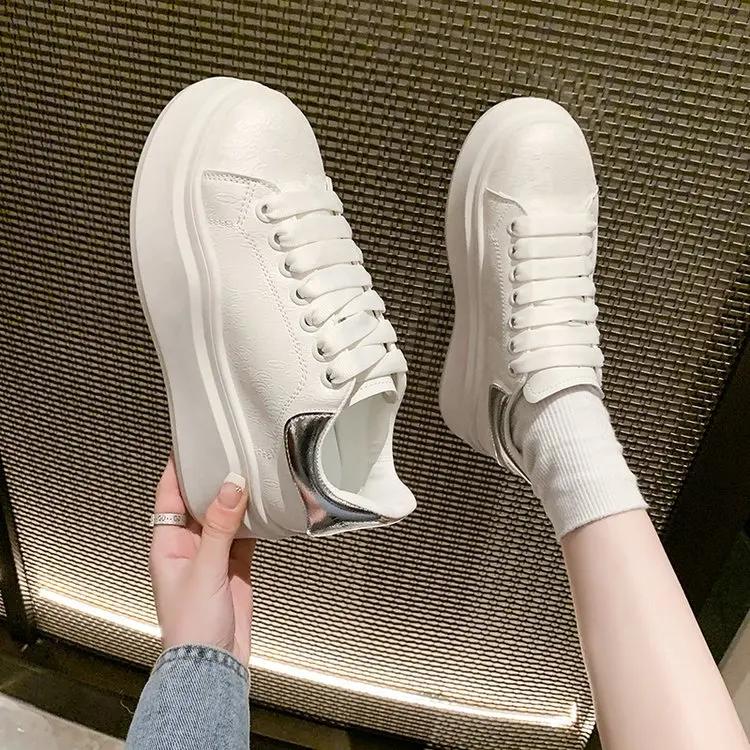 

Модные женские кроссовки на толстой подошве, увеличивающие рост, на плоской платформе, резиновые туфли с принтом, модные, нескользящие, износостойкие 2024 35 серебряный