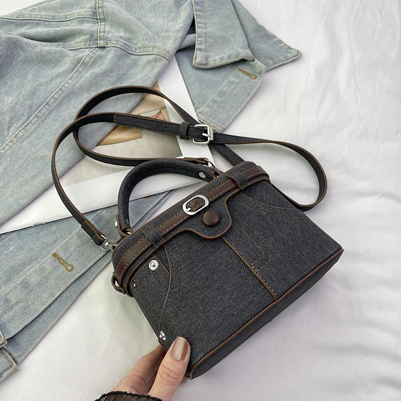 

Повсякденна модна проста сумка для жінок 2024 року, нова модна портативна сумка для виходу на роботу, свіжа маленька квадратна сумка через плече чорний