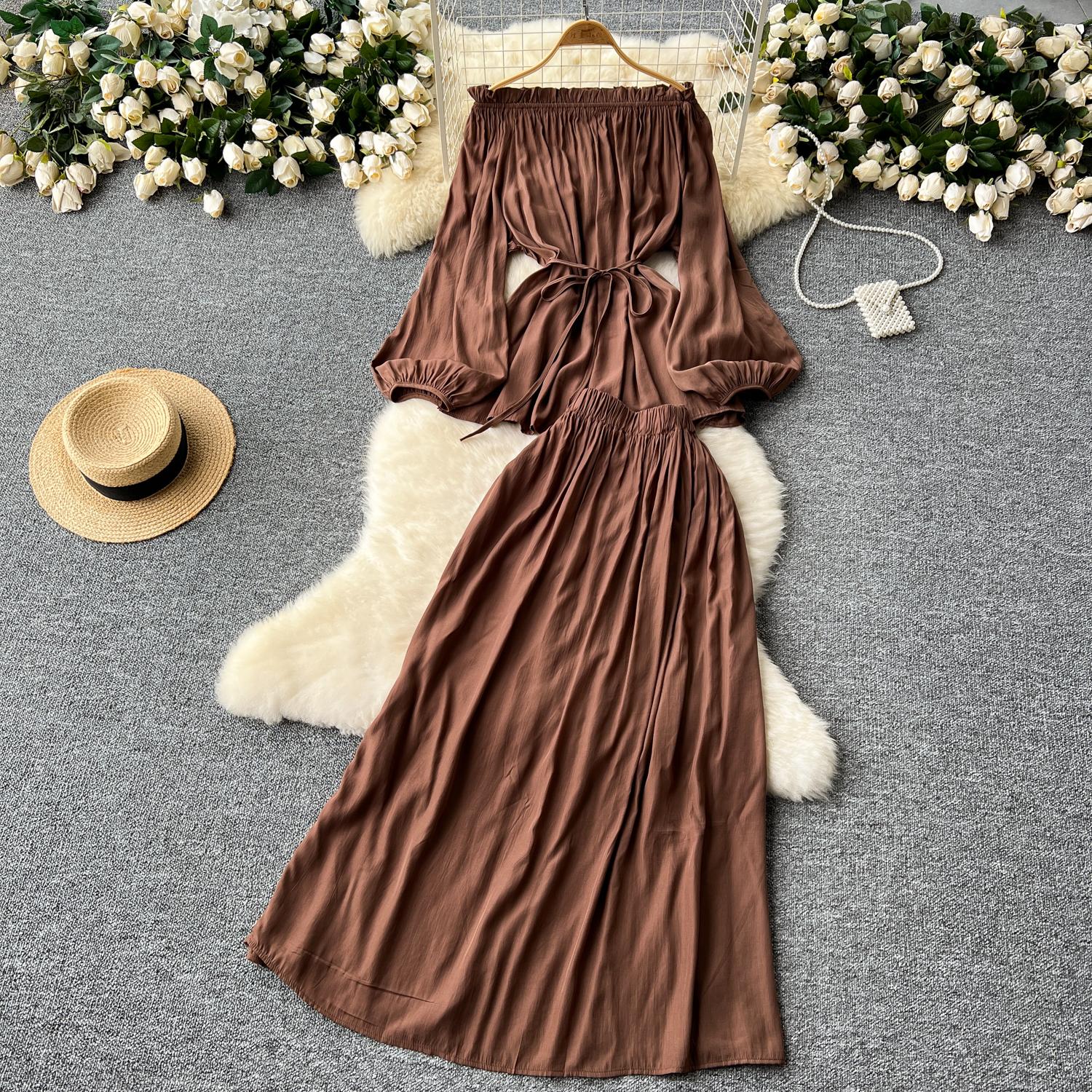 

Нежный женский комплект из двух предметов: топ с открытыми плечами и вырезом-лодочкой, длинный рукав, приталенный топ + юбка с завышенной талией и широким подолом One Size кофейный