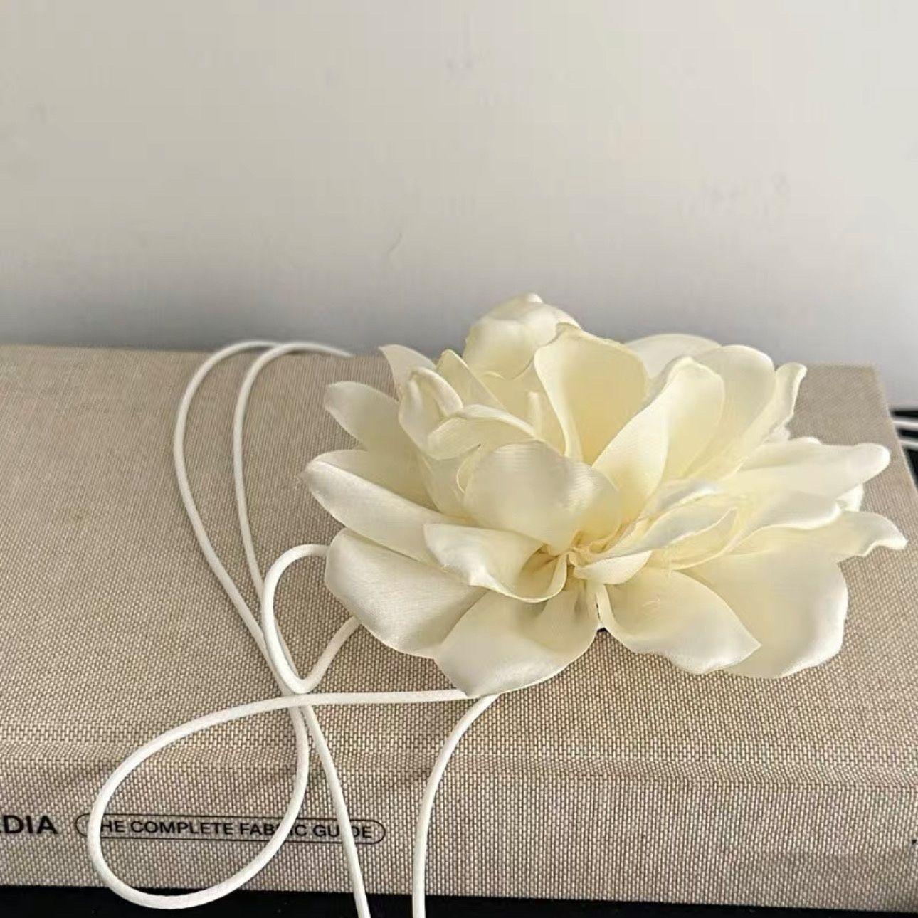 

Classic Delicate Neck Chain Romantic Flower Necklaces for Women s Trendy Jewelry Vintage Charm Necklace Scarf Silk Scarf бежевый
