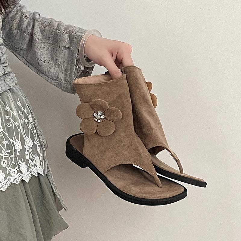 Mode vielseitige Nische Kurzstiefel Design Sinn Blume Zehensandalen Damen Sommer Retro Außen dicker Absatz Sandalen coole Stiefel