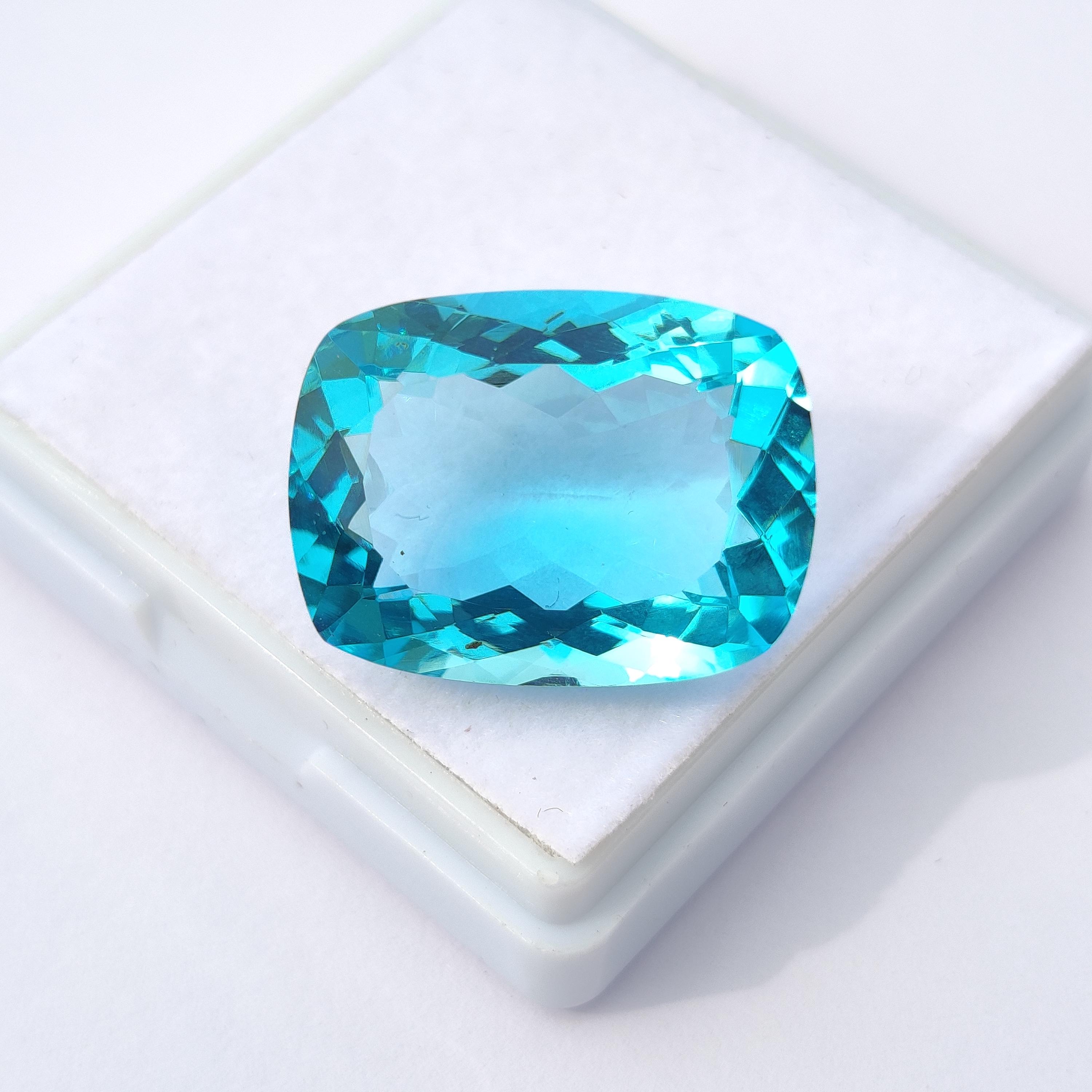 

Красивый камень для изготовления ювелирных изделий, длинный кушон из стекла цвета небесно-голубого топаза, 22,60 карата, размер 22x16x10 мм. 22.60 Carat, 22x16x10 MM