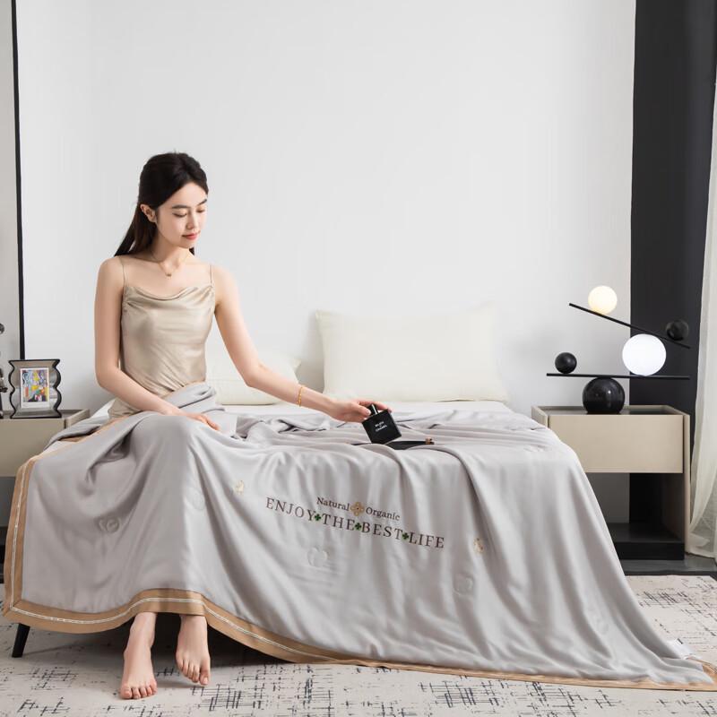 MUJI Smooth Breathable Tencel Embroidered Mulberry Silk Quilt