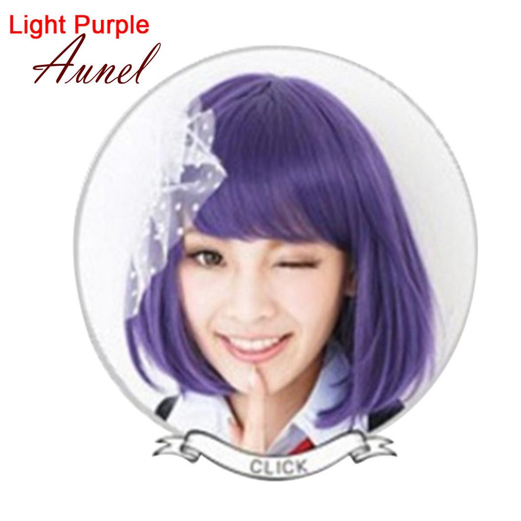 

Косплей у костюмі з мультфільму. Пряме коротке кучеряве волосся. Жіноча перука. Чудовий боб світло-фіолетового кольору