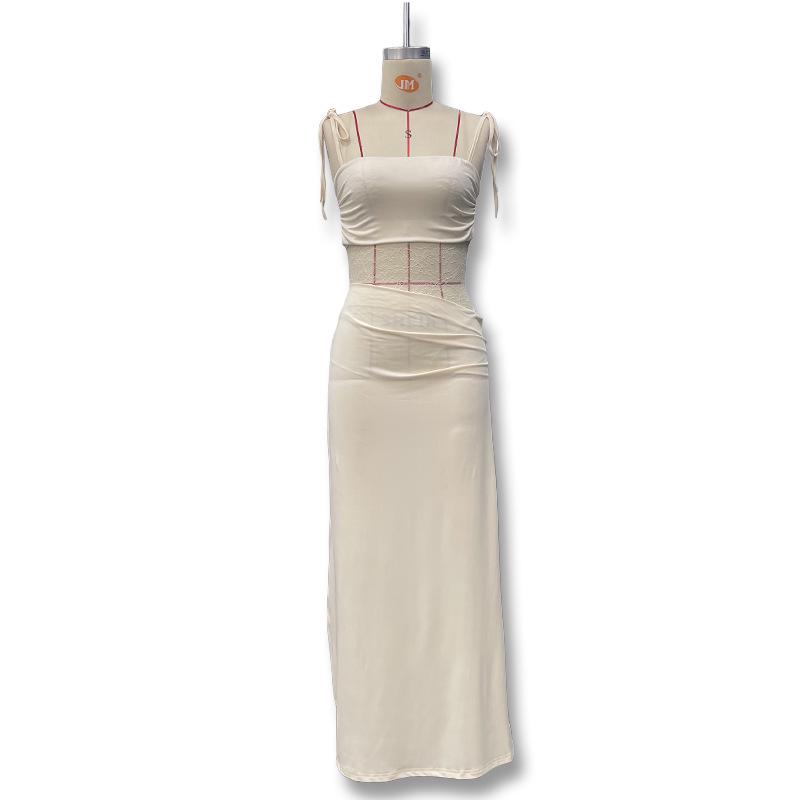 Abito aderente con spalline sottili, scollo a barchetta in pizzo, spacco e sexy design patchwork trasparente