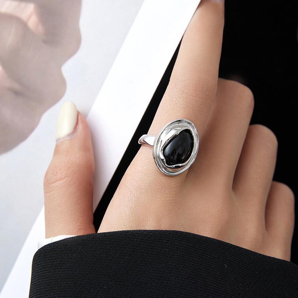 Black Zircon Women's Retro Fashion Adjustable Ring - Celebrity Style Index Finger Accessory