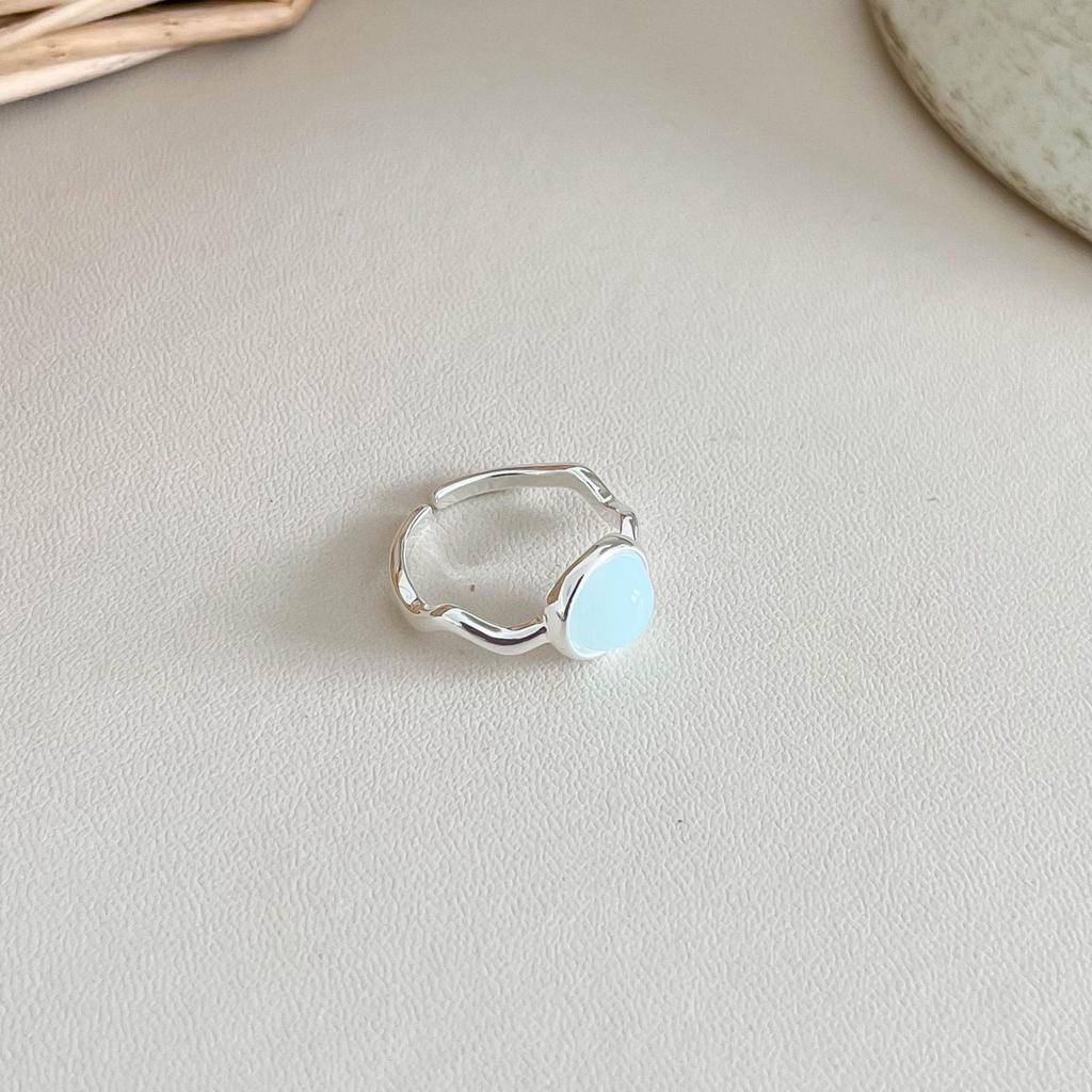 Light Luxury French Retro Resin Open Ring for Women - Elegant Index Finger Accessory with High-End Design.
