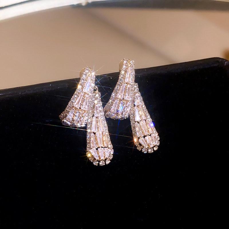 Elegant Zircon Water Drop Earrings - Light Luxury, High-End Studs золотой