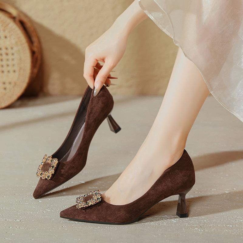 Sapatos de salto alto finos pontudos para primavera e outono, fivela quadrada de strass, camurça, salto francês baixo, bico fino, sapatos de salto único