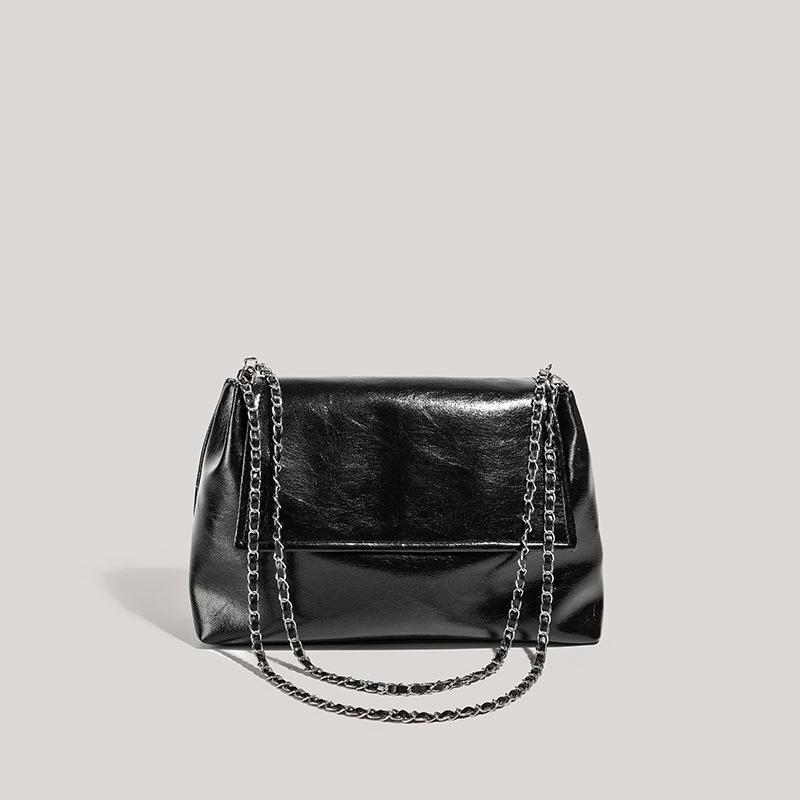 Die neue Tasche ist eine schlichte und hochwertige Pendlerkette, eine Unterarm-Schultertasche mit großem Fassungsvermögen, ein Trend.