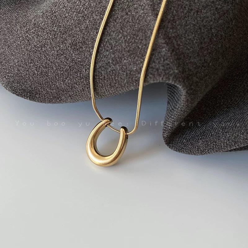 

Simple U-shaped Horseshoe Pendant Necklace, High-end Sweatshirt Chain, Snake Bone Sweater Chain