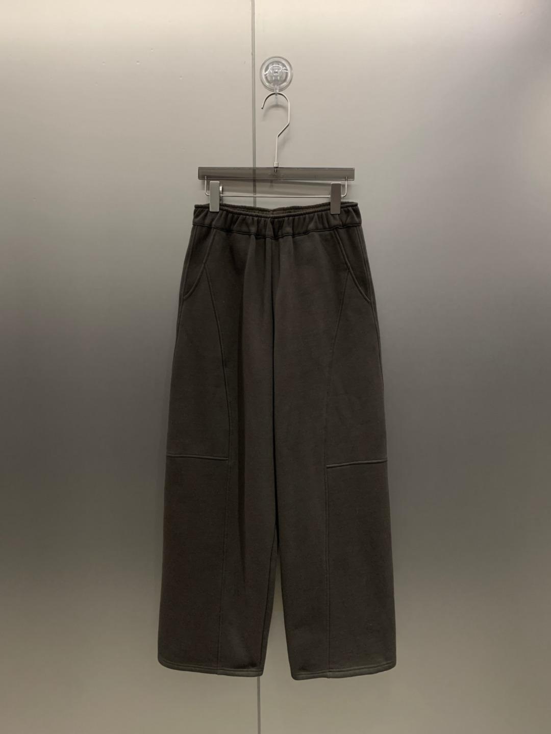 

Sophisticated 3D-Cut High-Waisted Wide-Leg Cargo Pants - Autumn/Winter Collection for Women. L