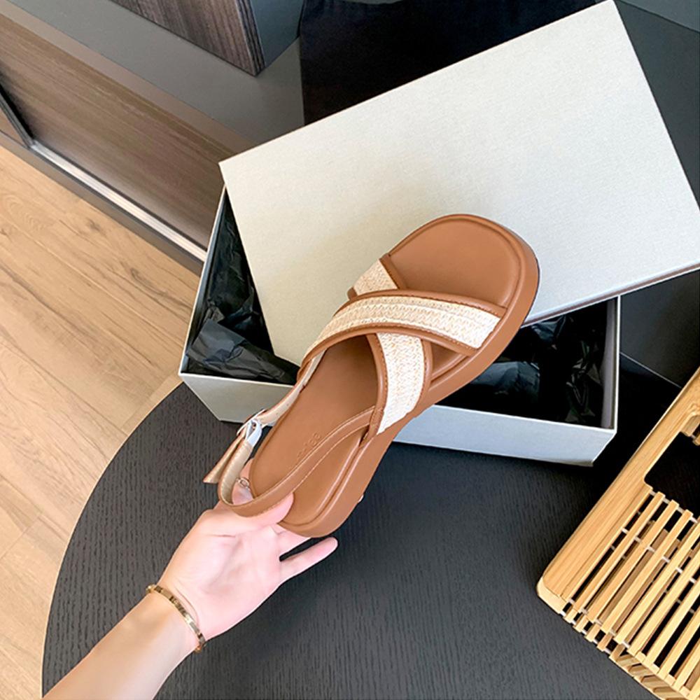 Grape mother has the same 2025 new woven surface cross-buckle with round head open-toed versatile women's platform sandals for summer wear