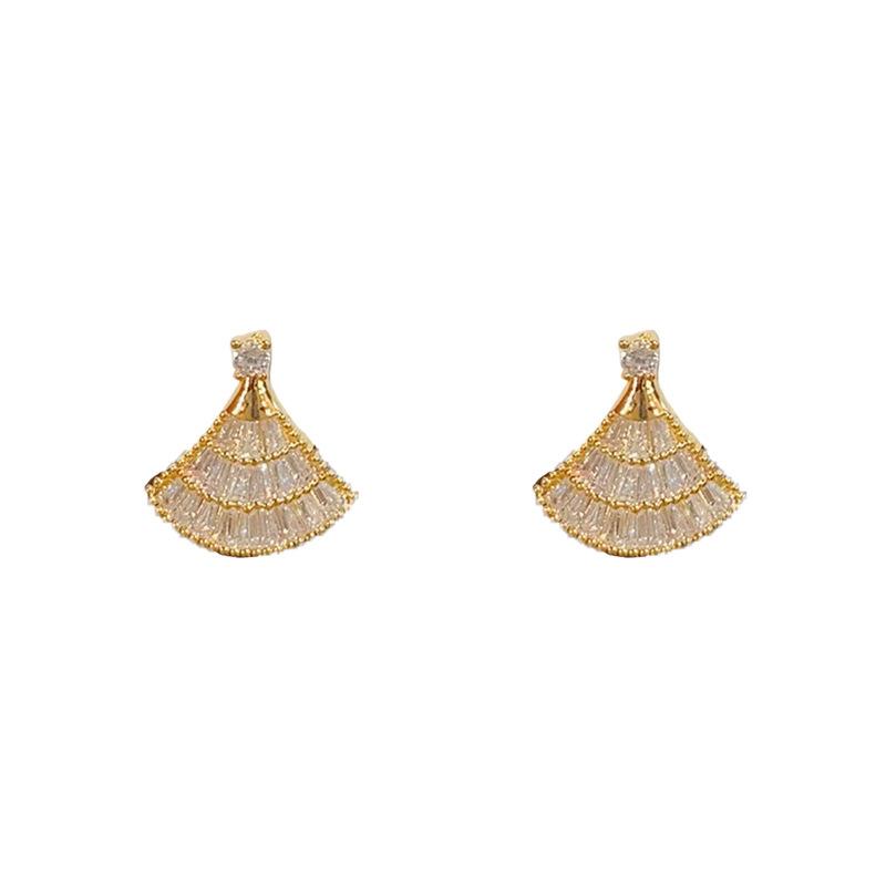 Fan-shaped Small Earrings Are Exquisite, Fashionable and Versatile. Small and Super Shiny Silver Needle Earrings Are Simple Earrings.