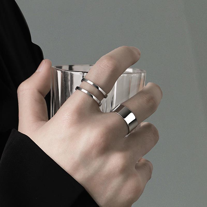 Minimalist Möbius Strip Ring for Men, Trendy High-End Feel, Index Finger Couple Rings for Women, Niche Design, Titanium Steel, Non-Fading