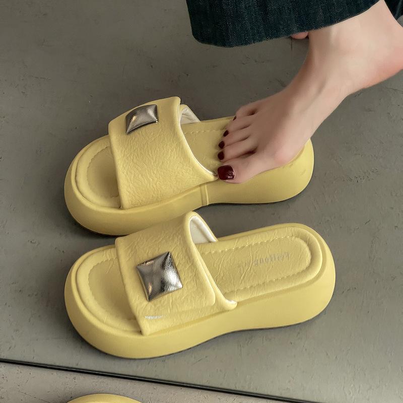 Small thick-soled heightening slippers are comfortable and breathable for women's summer wear 2025 new beach one-word cool slippers