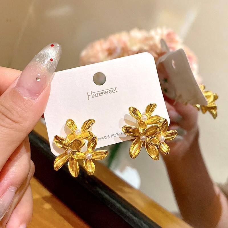 Korean version exaggerated flower stud earrings, sweet and high-end temperament, niche versatile and elegant high-end light luxury earrings. золотой