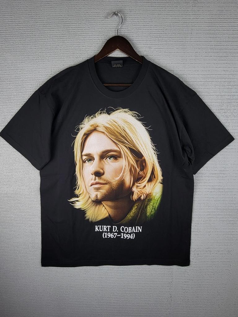 26 Kurt Cobain Nirvana T-shirt Size XL Big Face Double Sided Black Memorial Unisex T-Shirt