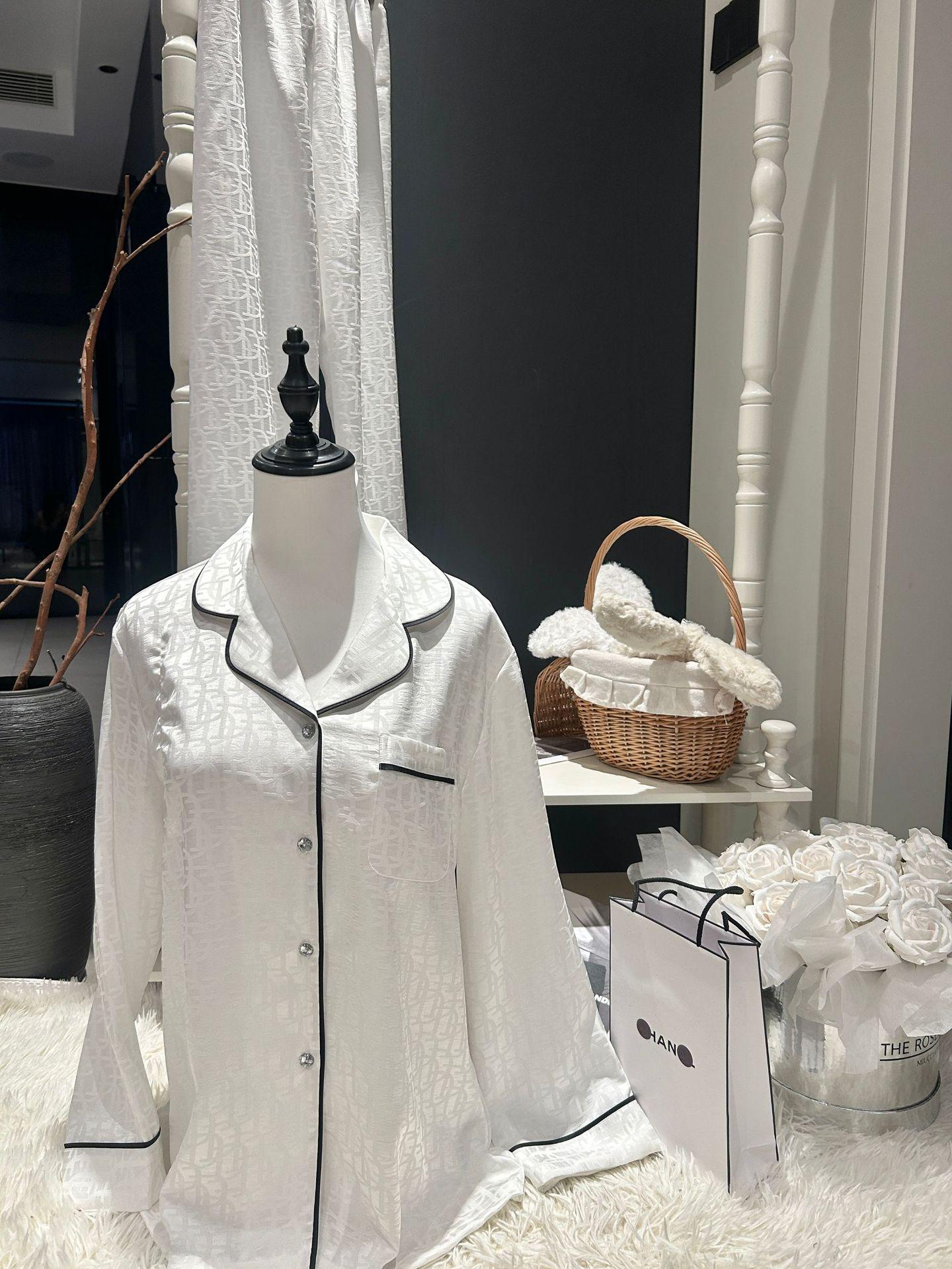 

Yase Luxury Ice Silk Long Sleeve Pajama Set for Spring & Autumn L