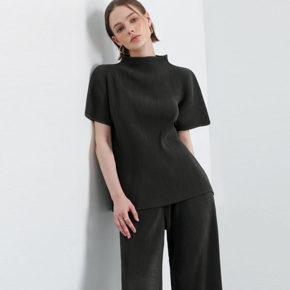 

Plitz Mood Essential Pleats Half Neck Top FREE/BEIGE