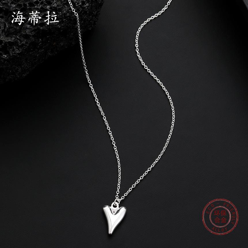 Love Glossy Alloy Necklace, Small Fresh Heart-shaped Collarbone Chain Ins Niche Temperament Peach Heart Pendant