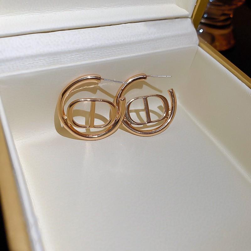 Silver Needle Metal Circle Cold Wind Earrings Female Korean Temperament Simple Twist Stud Earrings Earrings High-end Earrings Female